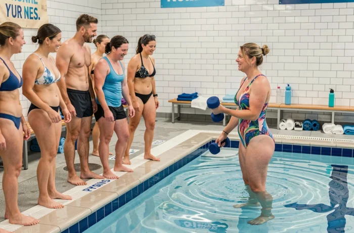 Cours d'aquagym à la piscine Calypso de Wasquehal avec un groupe d'adultes et une instructrice dans le bassin